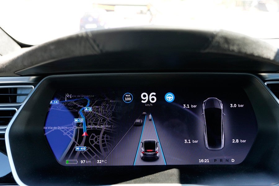 El Tesla ofrece a sus clientes elementos que no poseen sus rivales.