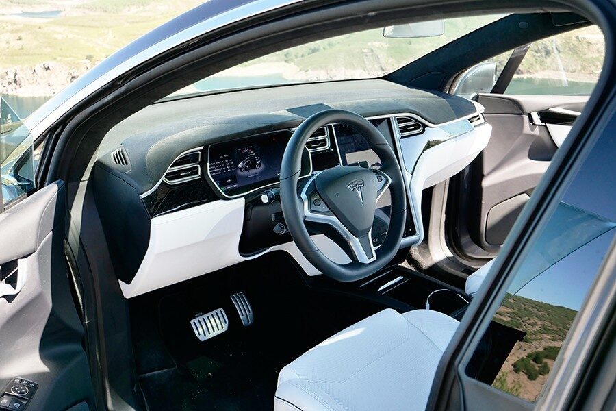 El interior del Tesla Model X está condicionado por la enorme pantalla que lo controla todo.