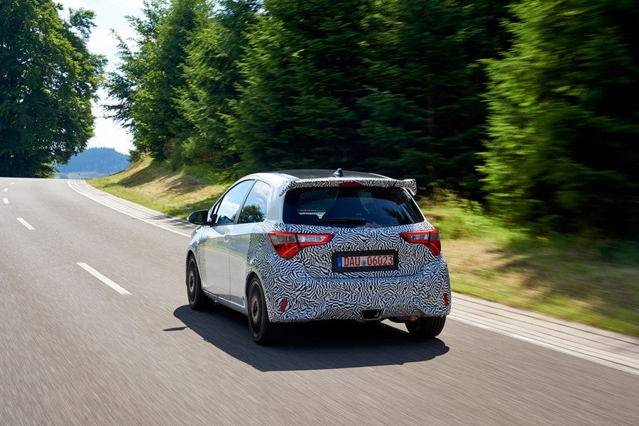 La zaga del nueso Yaris GRMN reciba un alerón y una salida de escape central.
