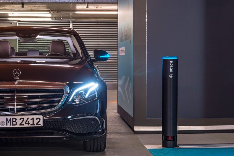 Este Mercedes, modificado con nuevas tecnologías, es capaz de conducir solo hasta encontrar al cliente que que necesita de sus servicios.