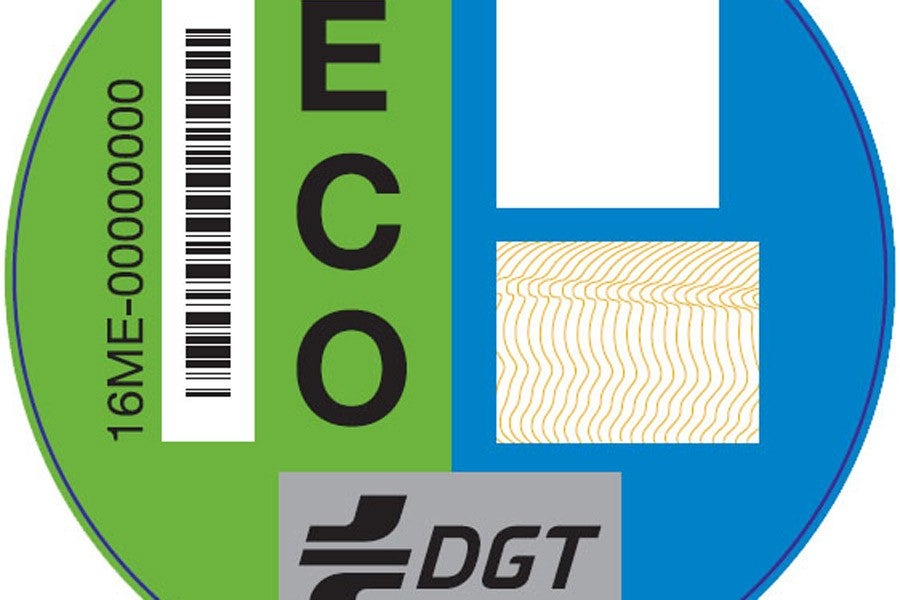 Distintivo ambiental de la DGT para los coches híbridos.