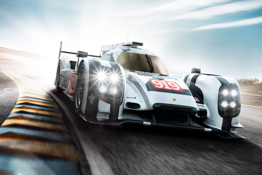Porsche ha llevado a la competición y a la victoria el modelo híbrido en su 919 Hybrid LMP1, laureado tres años consecutivos en Le Mans.