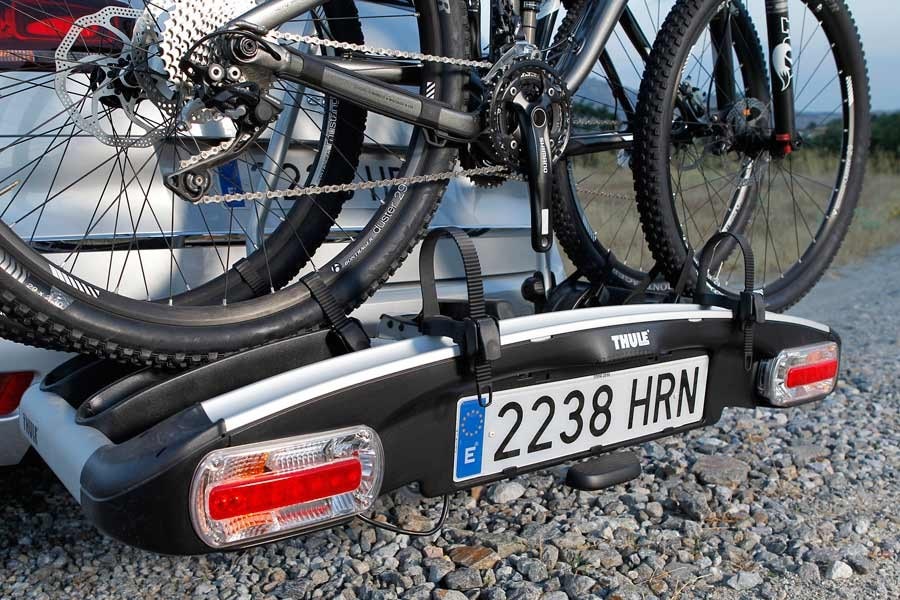 La plataforma portabicicletas que se coloca en la parte trasera permite la carga de una o dos bicicletas. Para llevarlas en este sistema no han de sobrepasar el ancho total del vehículo.