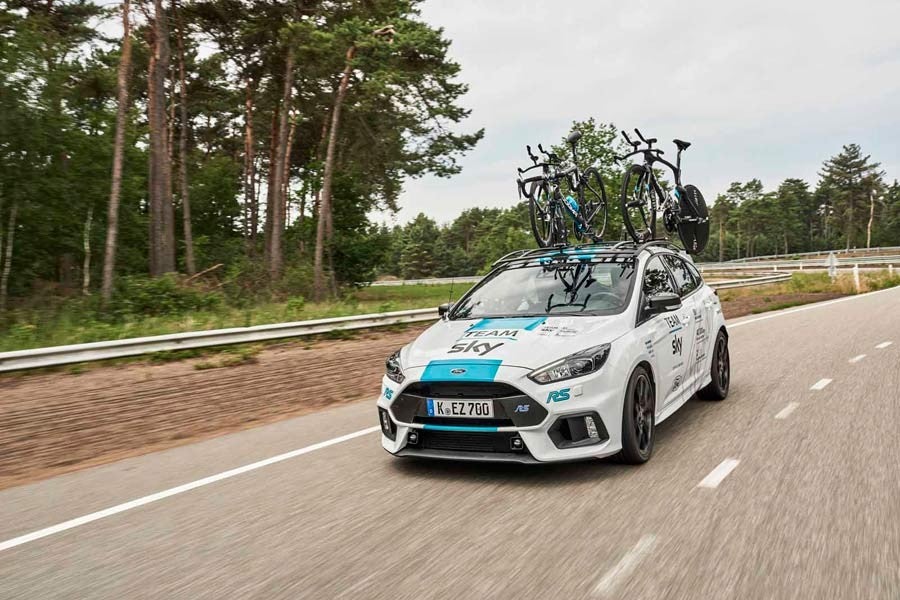 Ford Focus RS del equipo Sky, en el pasado Tour de Francia, con los portabicis de techo.