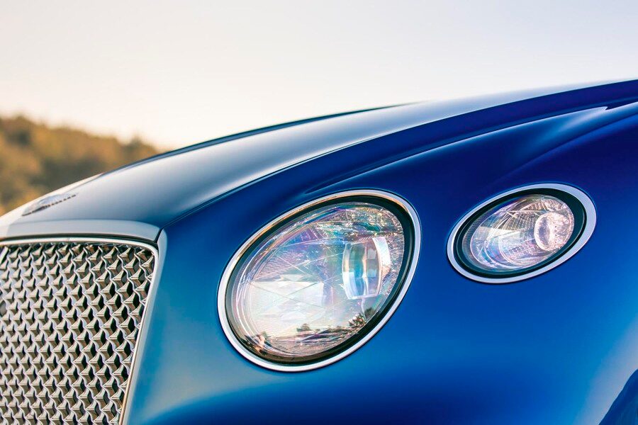 Tratamiento «efecto cristal cortado» para los faros del Bentley Continental GT.