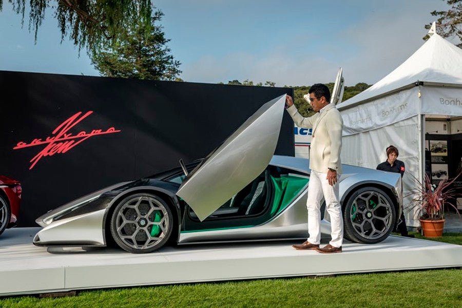Ken Okuyama presentando su nuevo modelo.