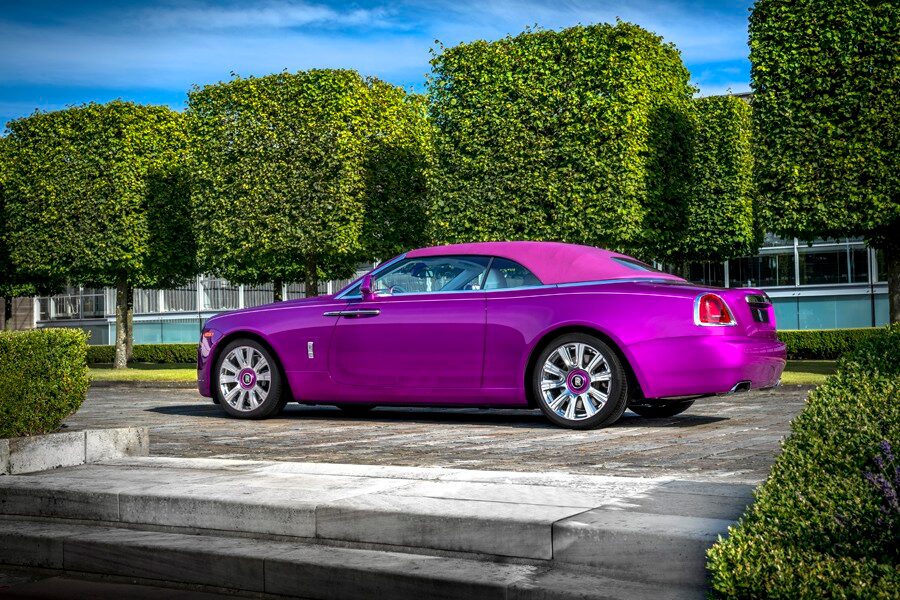 Todos los elementos del Rolls-Royce «Dawn in Fuxia» toman el mismo color, también la capota.