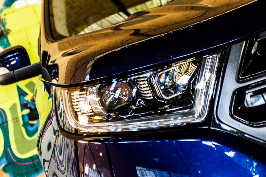 Los faros LED adaptativos del Ford Edge poseen un tono azulado muy intenso en su iluminación.