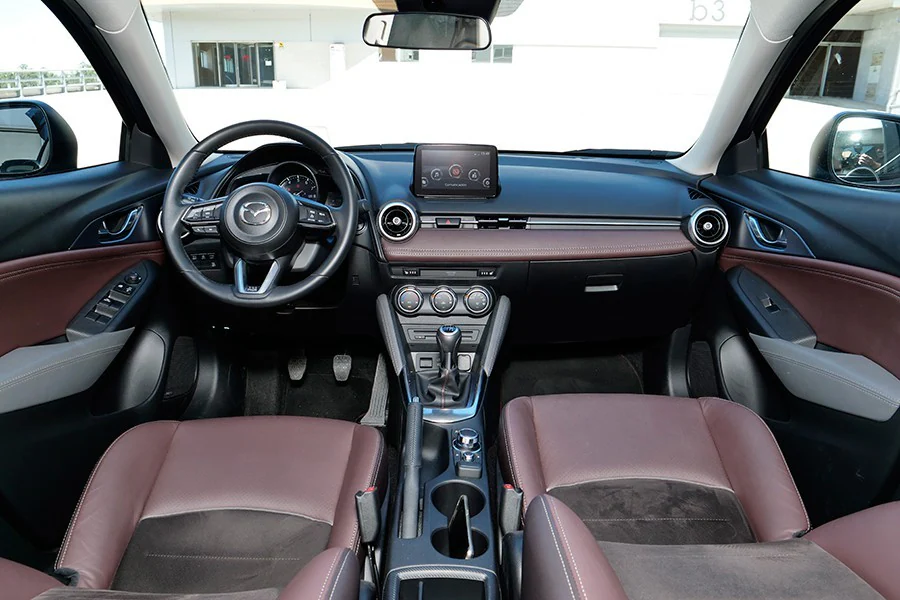 La combinación de colores en el interior del CX-3 es muy atractiva.