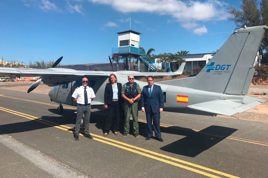 El director general de Tráfico, Gregorio Serrano, supervisa las pruebas de la avioneta-radar en Canarias.