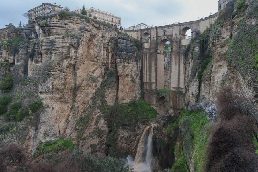 El puente Nuevo de Ronda tiene que salvar una espectacular garganta.