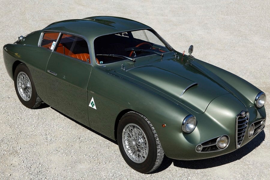 Creado para als carreras el Alfa Romeo carrozado por Zagato exhibe la tradicional doble cúpula del carrocero italiano.