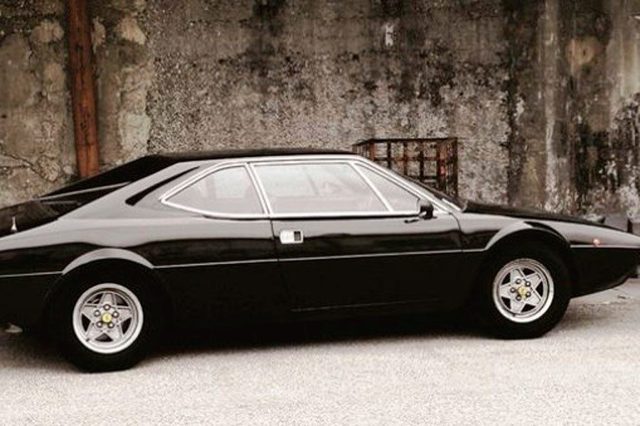 De las pocas veces que Elvis «pescó» una máquina europea; un bonito Ferrari Dino 308 GT4 de 1975 diseñado por Bertone.
