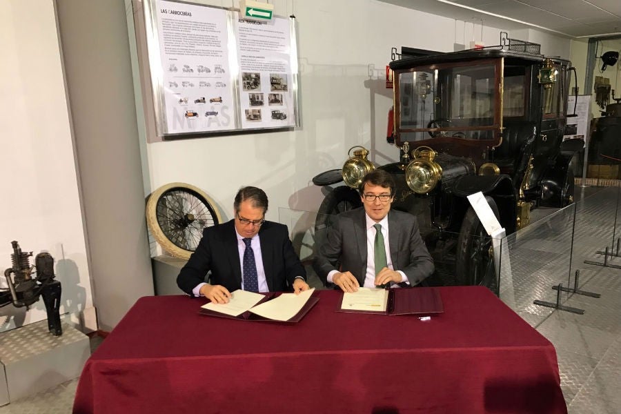 Alcalde y Director de la DGT rubricando su nuevo acuerdo.