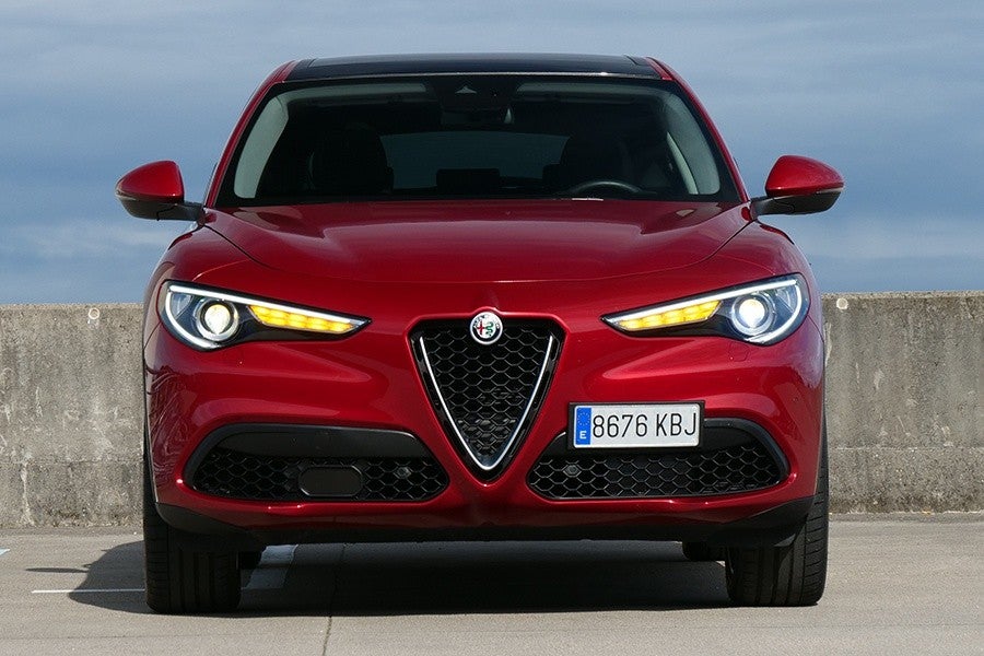 Aunque el frontal está presidido por la coraza de Alfa Romeo, al Stelvio le falta personalidad propia.