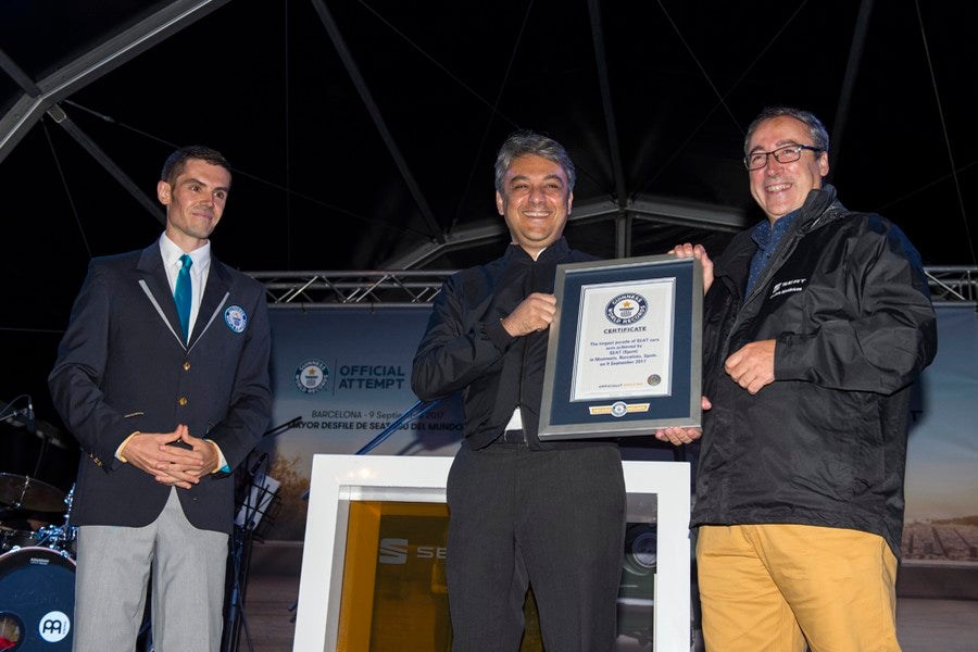 Luca de Meo recogiendo el certificado del Récord.