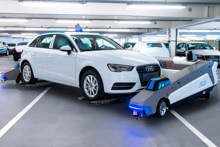 Audi ya prueba con máquinas para trasladar los coches de un lado a otro en las fábricas.