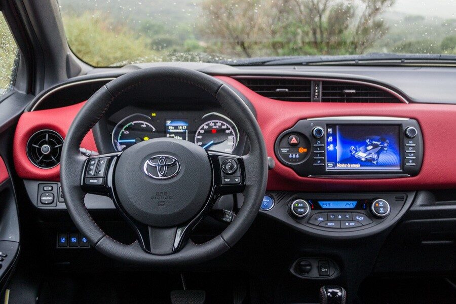 El habitáculo del Toyota Yaris tiene todo a mano.