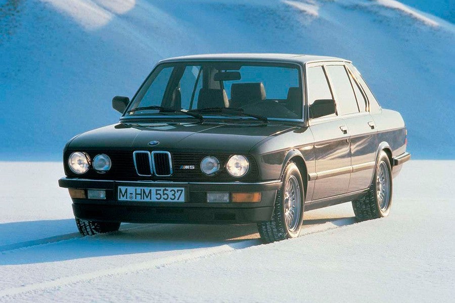 Con 286 CV y apenas 1.400 kg de peso, el primer M5 era un deportivo bastante radical pese a su discreta apariencia.