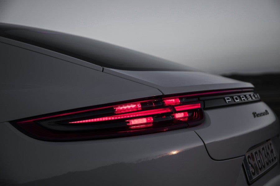 El diseño de la firma lumínica del Panamera guarda ciertas semejanzas con el resto de compañeros del Grupo Volkswagen.