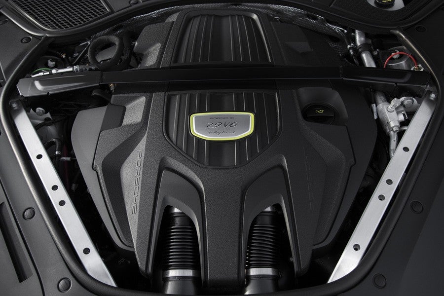El propulsor V6 del Panamera se esconde tras una gran tapa plástica.