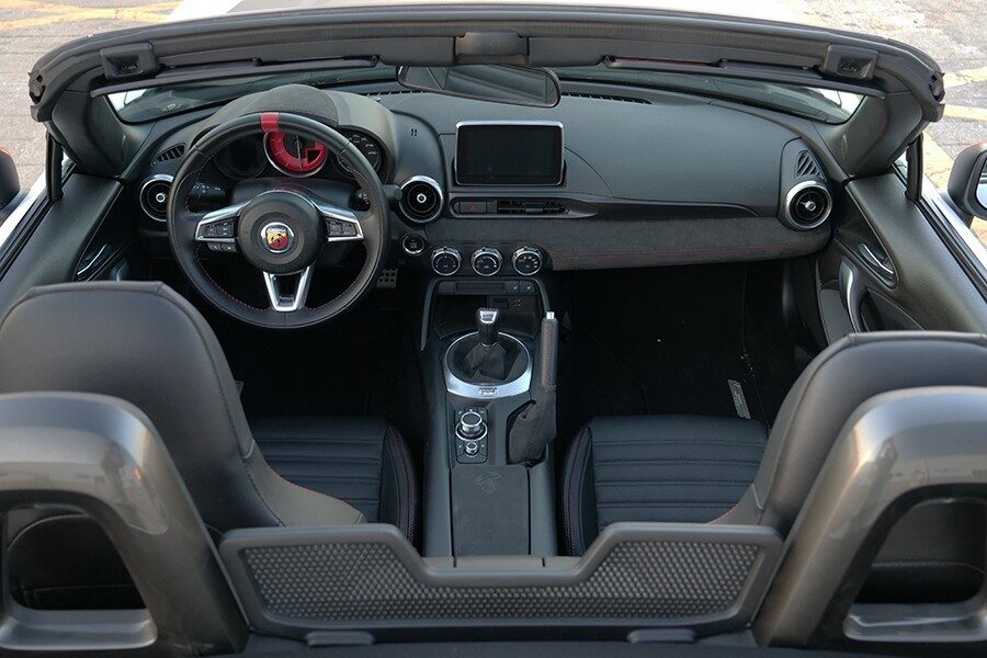 El interior es idéntico al Mazda salvo por la piel vuelta y el logo del volante.