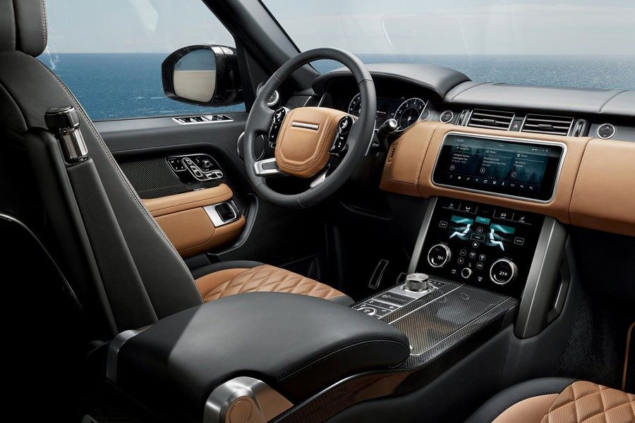 El interior del Range Rover 2018 incluye dos pantallas táctiles de 10 pulgadas y otra de 12,3 pulgadas como panel de instrumentos.