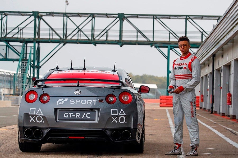 Un Nissan GT-R controlado por una PlayStation a más de 210 kmh
