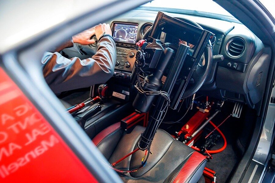 Al Nissan GT-R de serie se le han añadido multitud de servos radio controlados.
