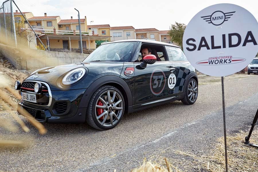 La toma de contacto con los modelos John Cooper Works 2017 se llevó a cabo en un tramo cerrado de rally, en Perales de Tajuña.