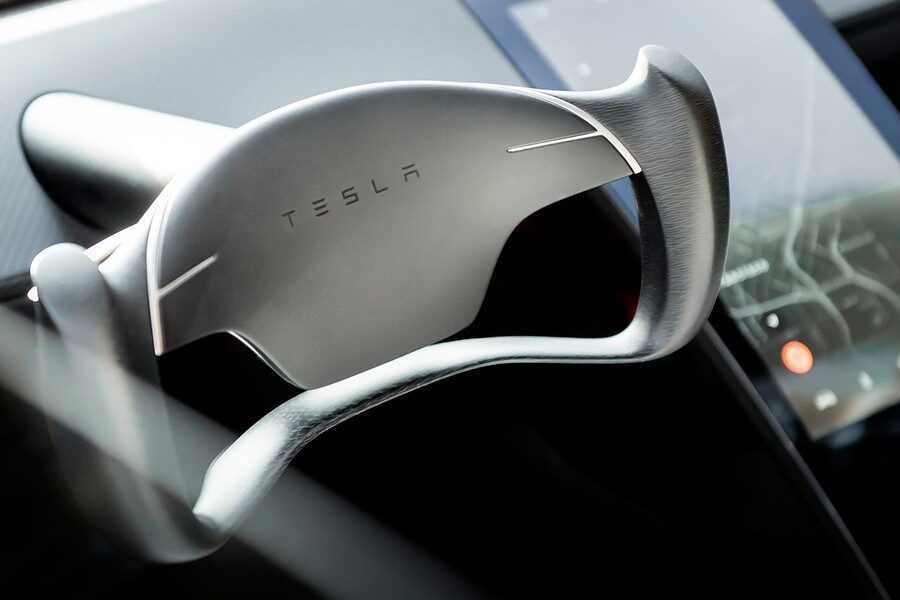 El volante del Tesla Roadster deja claro que está más pensado para conducción autónoma que deportiva.