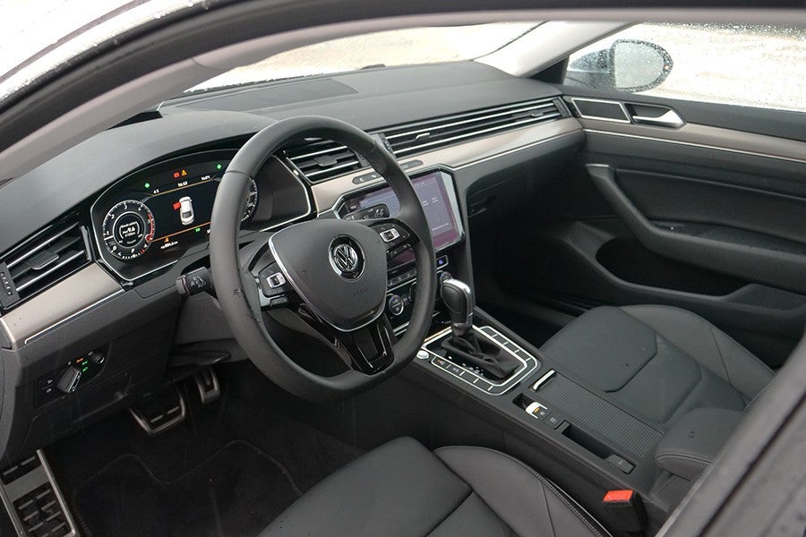 El interior del Arteon sorprende menos que su aspecto exterior.