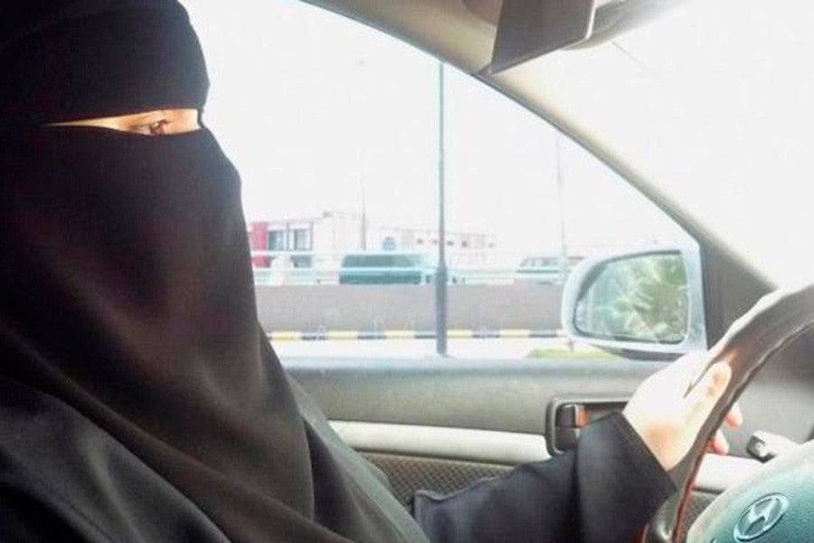 Mujer saudí conduciendo.