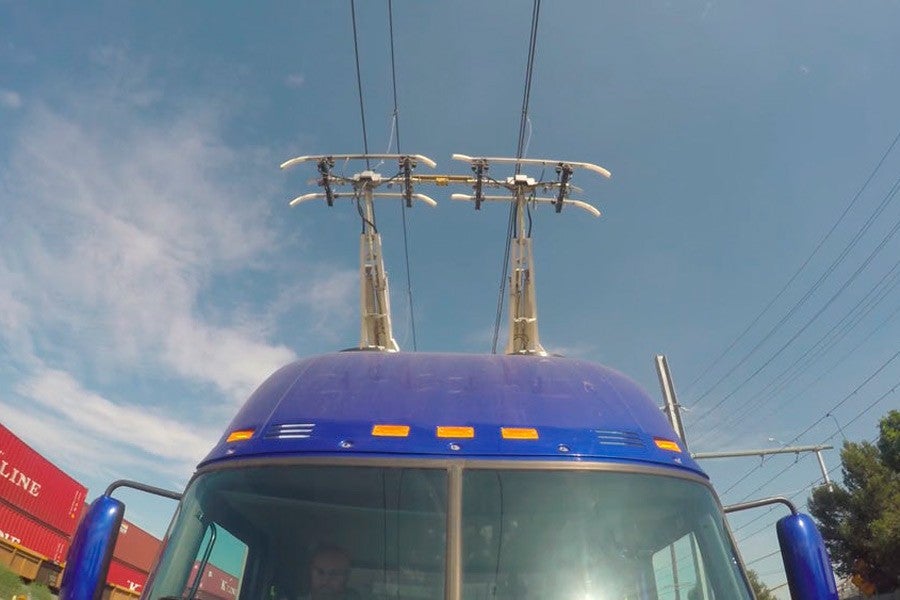 Sistema de catenaria y pantógrafo que compone el sistema eléctrico, como el de los tranvías o los trenes.