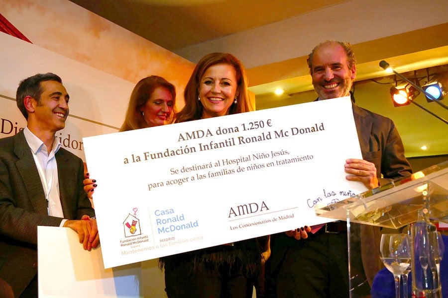 Cheque de AMDA a la Fundación Infantil Ronald Mc Donald.