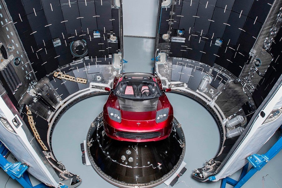 Coche de Tesla en el espacio