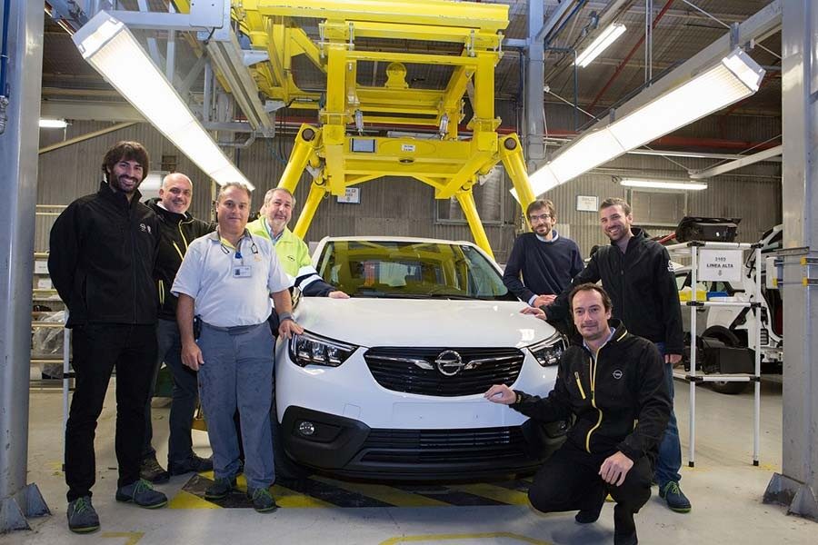 : Equipo de lanzamiento del Opel Crossland X junto al vehículo cedido al hospital Miguel Servet de Zaragoza.
