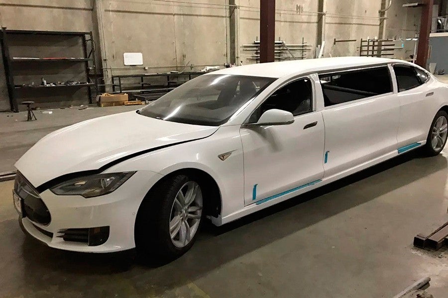 Una limusina Tesla Model S en Ebay