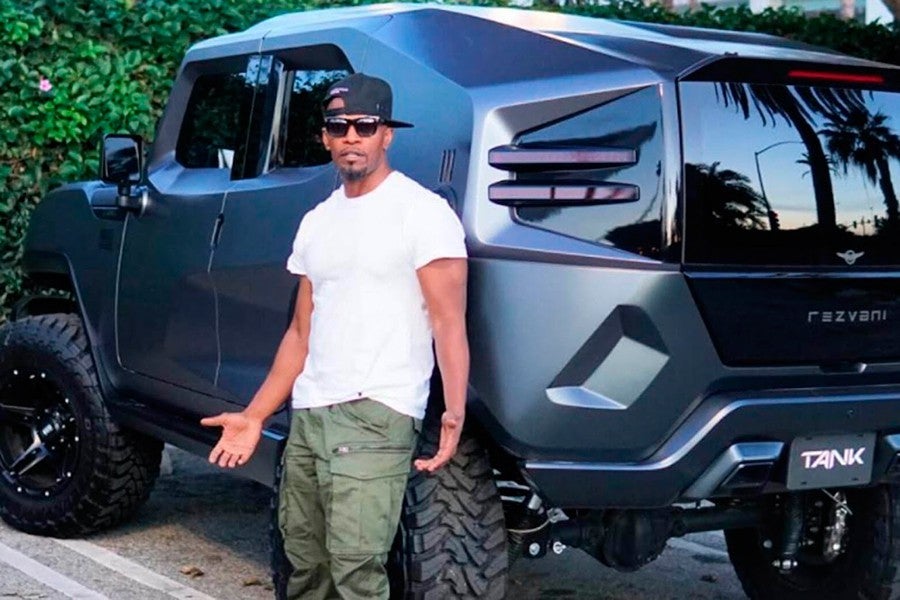 Así posa Jamie Foxx para sus seguidores junto a su flamante Rezvani Tank.