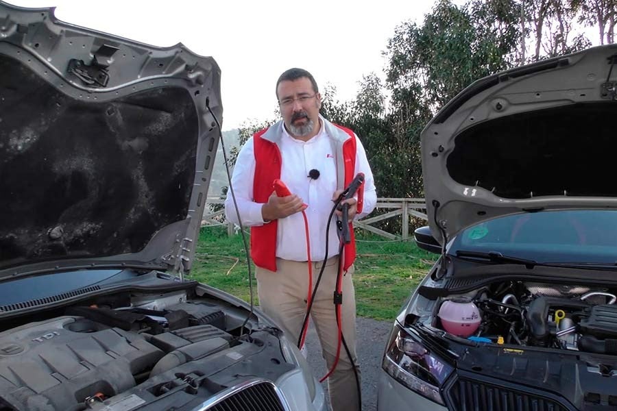 Vídeo sobre cómo arrancar el coche con pinzas.