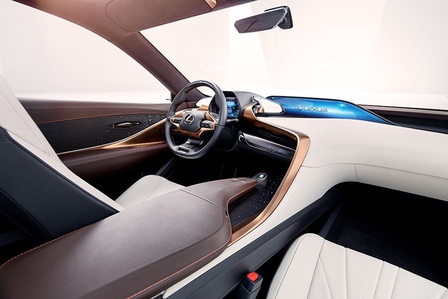 El interior es futurista pero con los trazos que ya son conocidos en Lexus.