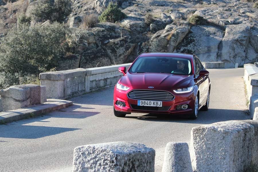 El tarado de suspensión del Ford Mondeo Hybrid es blando y ofrece un nivel de confort bastante alto.