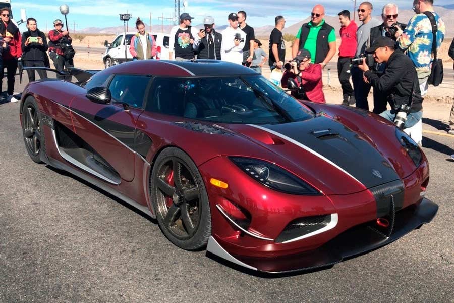 El Koenigsegg Agera RS con su hazaña reciente es el coche de producción más rápido de la tierra tras superar la barrera de los 446 km/h.