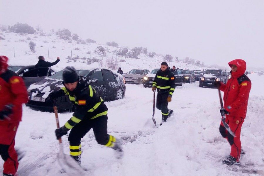 Los efectivos de la UME rescataron a innumerables vehículos atrapados en la nieve.