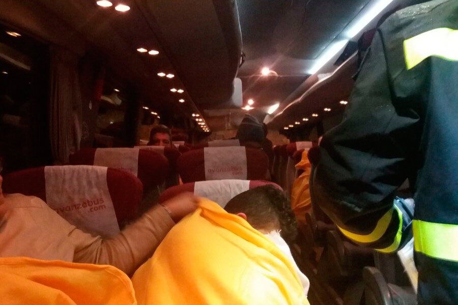 Algunos afectados intentaban conciliar el sueño durante la noche del sábado en cualquier lugar; los asientos de un autobús servían como cama.