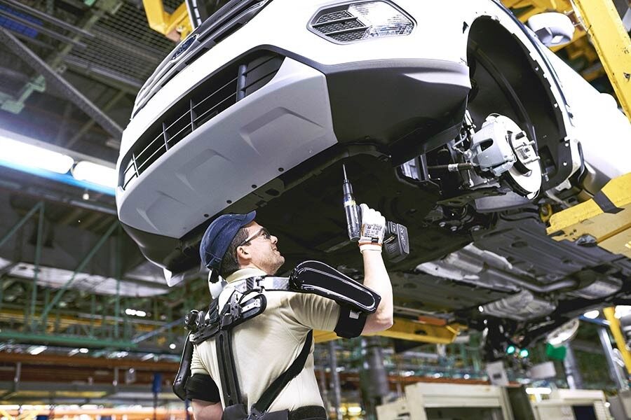 Ford integra en su cadena de montaje de Valencia los primeros exoesqueletos para sus operarios. 