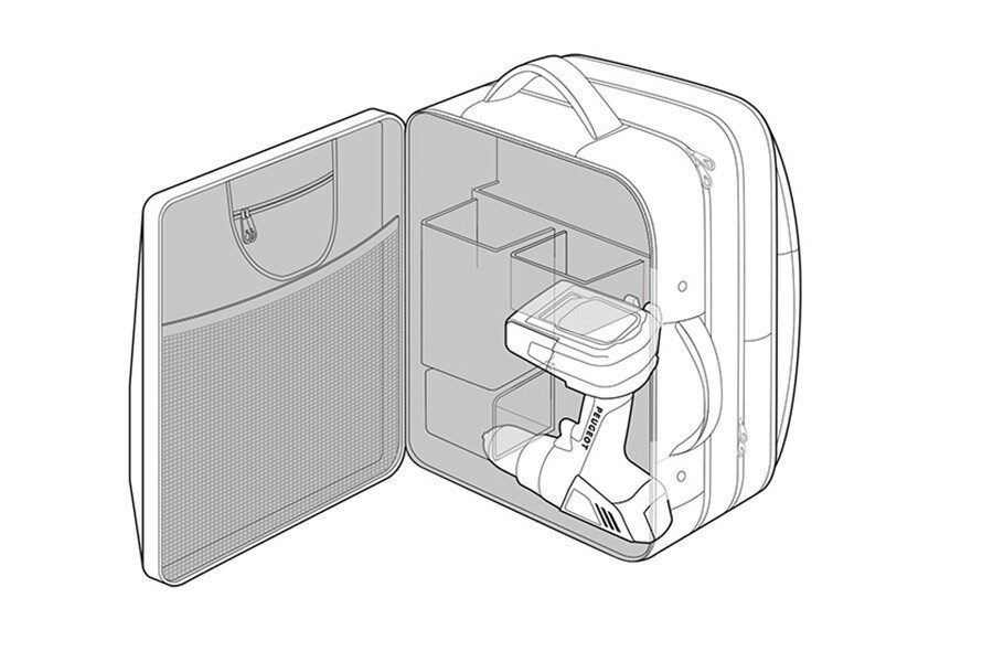 La mochila técnica de Peugeot cuenta con bolsillos para el cargador y una segunda batería.