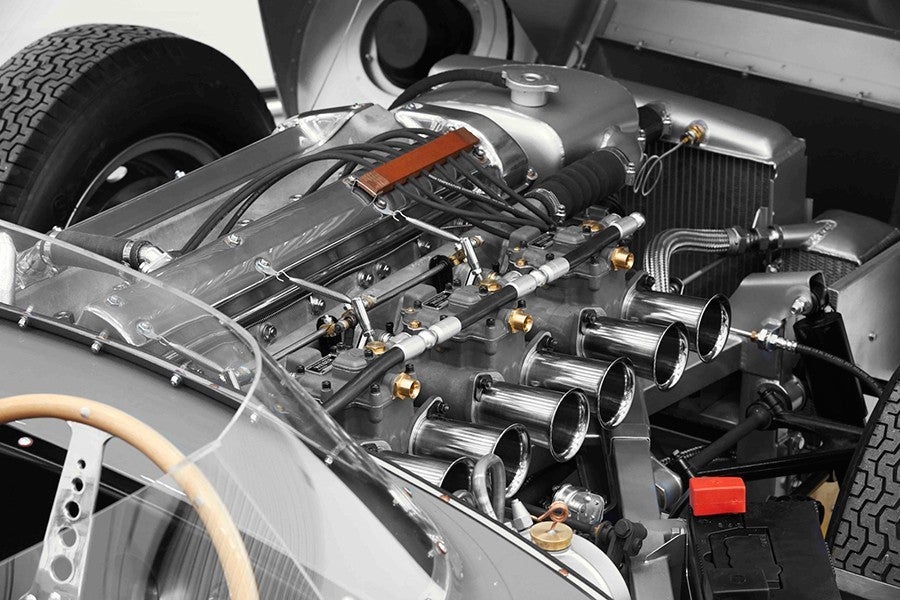 El motor de 6 cilindros deriva de la serie XK.