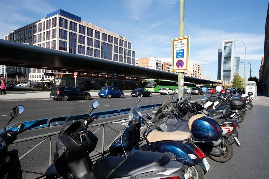 Las motos deberán dejar al menos tres metros de espacio libre al aparcar sobre la acera.