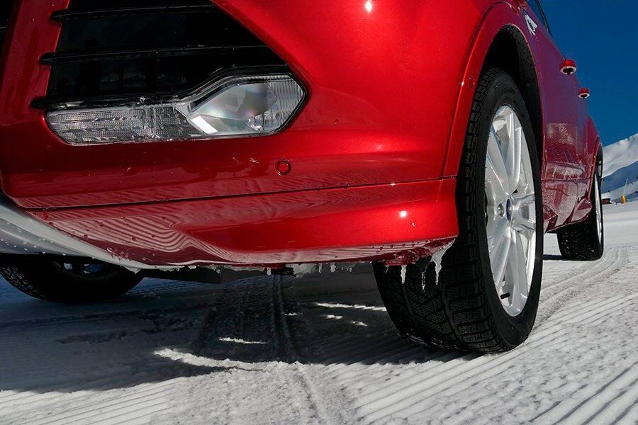 Sobre nieve o hielo es más eficaz un buen neumático que el tipo de tracción